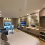 Moderna suite con balcón y vista al lago y al mar