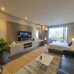 Moderna suite con balcón y vista al lago y al mar