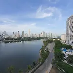 Moderna suite con balcón y vista al lago y al mar