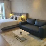 Moderna suite con balcón y vista al lago y al mar