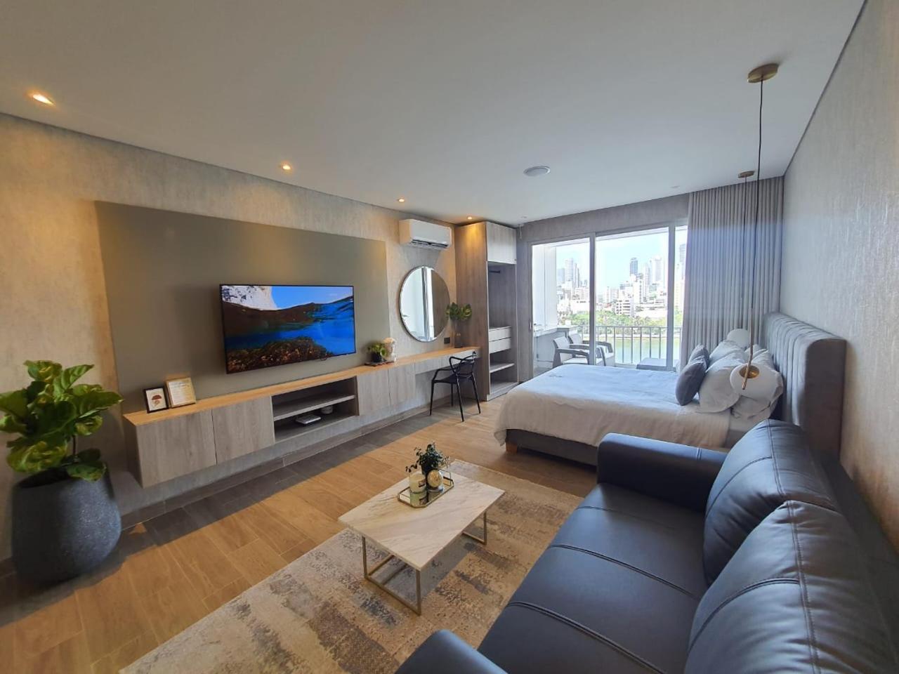 Moderna Con Balcon Y Vista Al Y Al Mar